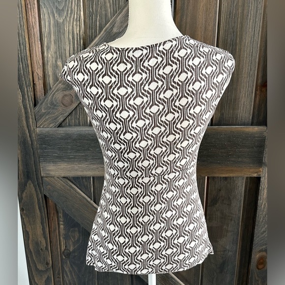 Banana Republic blouse scoop neck keyhole twist cap sleeve geometric pattern XS. - Picture 2 of 4